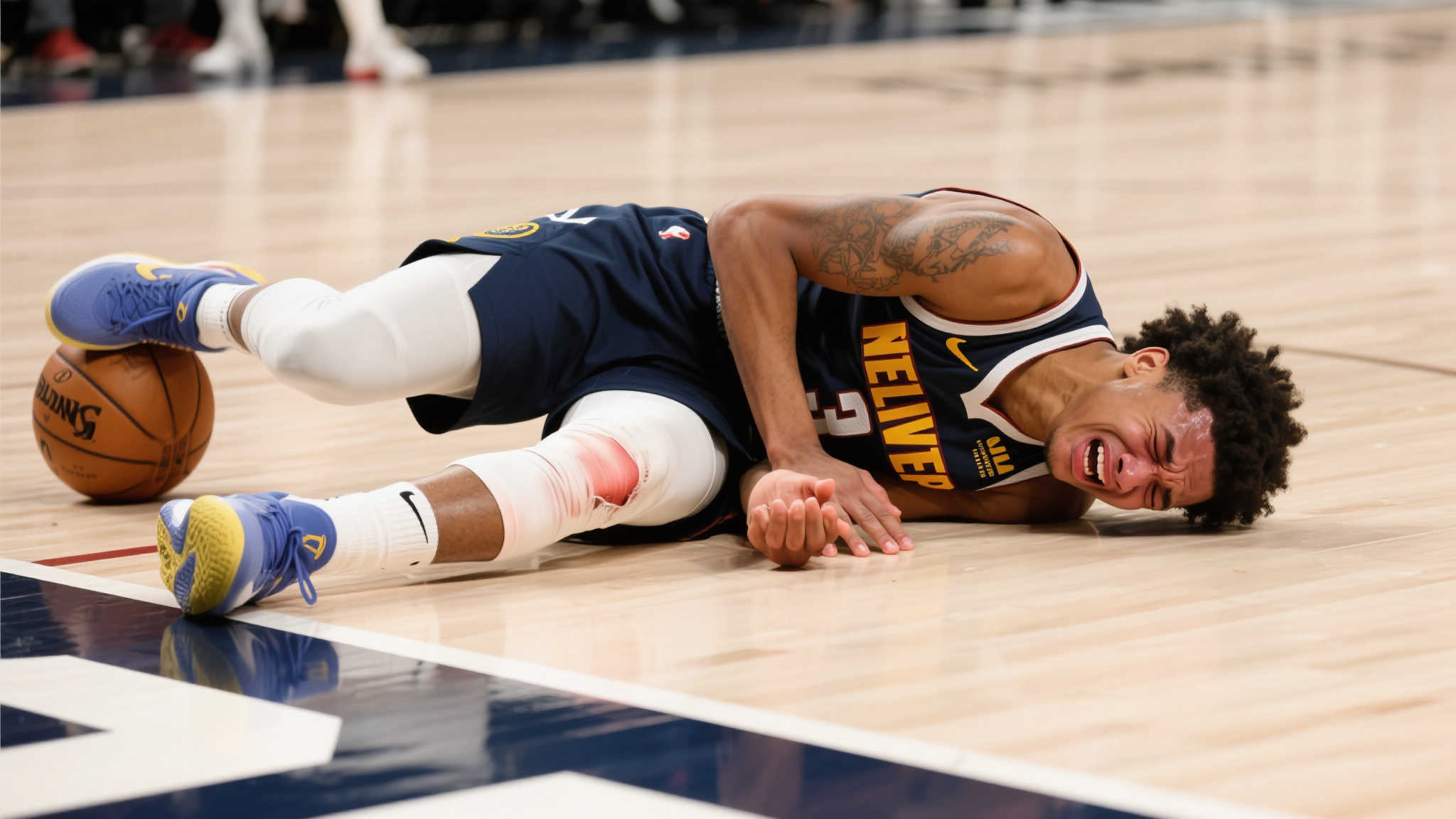 无身体接触意外受伤，哈利伯顿痛苦倒地被扶离赛场